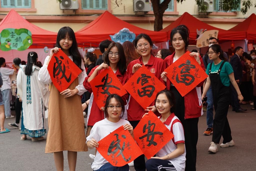 2023年4月21日，在越南河內(nèi)大學孔子學院，越南大學生展示漢字書法作品。新華社記者胡佳麗攝