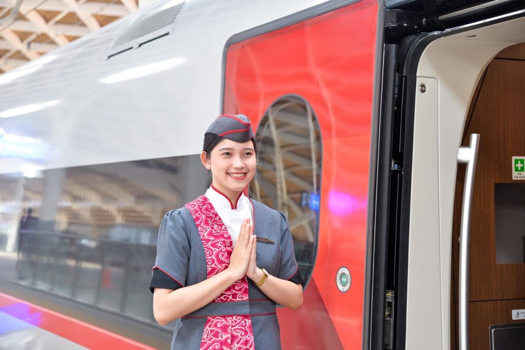 12月12日，乘務(wù)人員在印度尼西亞雅加達的哈利姆車站站臺歡迎乘坐雅萬高鐵的乘客。新華社記者徐欽攝