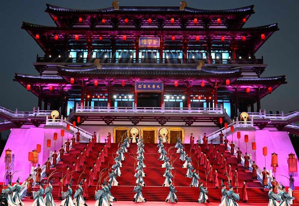 這是2023年5月18日在陜西省西安市大唐芙蓉園拍攝的中國—中亞峰會(huì)歡迎儀式。新華社記者 申宏 攝
