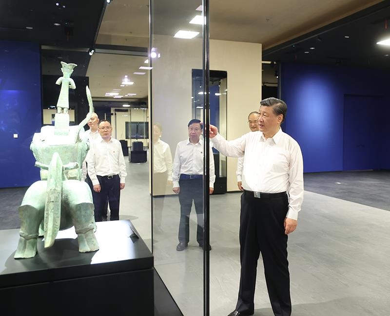 △2023年7月26日，習(xí)近平總書記在位于四川德陽市廣漢市的三星堆博物館新館參觀。