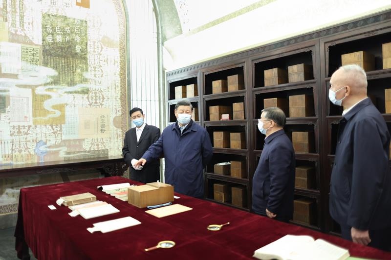 △2023年6月1日，習(xí)近平總書記在中國國家版本館考察時(shí)，在蘭臺(tái)洞庫了解館藏精品版本保存情況。