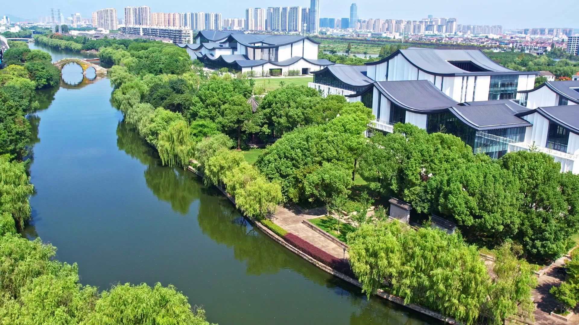 △浙東運(yùn)河。今年9月20日，習(xí)近平總書記來到浙東運(yùn)河文化園考察，強(qiáng)調(diào)“大運(yùn)河文化是中國優(yōu)秀傳統(tǒng)文化的重要組成部分，要在保護(hù)、傳承、利用上下功夫，讓古老大運(yùn)河煥發(fā)時(shí)代新風(fēng)貌”。