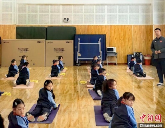 逸陽文思學(xué)校學(xué)生正在進行運動恢復(fù)矯正訓(xùn)練。<a target='_blank' href='/' ><p align=