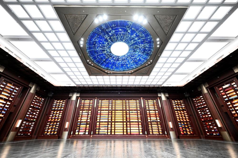 △中國國家版本館中央總館“文瀚閣”內(nèi)景。星空穹頂上是一幅宋代石刻天文圖，傳遞著“文瀚閣”的寓意：中華文明如星空般浩瀚璀璨。