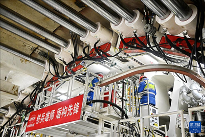 12月30日，中鐵十四局技術人員在盾構掘進開始前檢查“海天號”盾構機。新華社記者 李紫恒 攝
