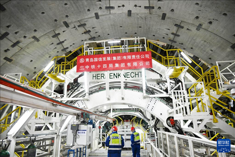 12月30日，中鐵十四局技術人員在盾構掘進開始前檢查“海天號”盾構機。新華社記者 李紫恒 攝