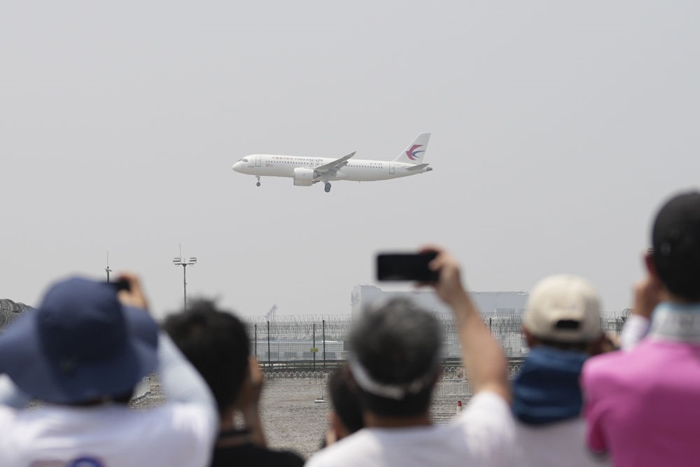2023年5月28日，C919首個商業(yè)航班東航MU9191飛抵北京首都國際機場。新華社記者 鞠煥宗 攝