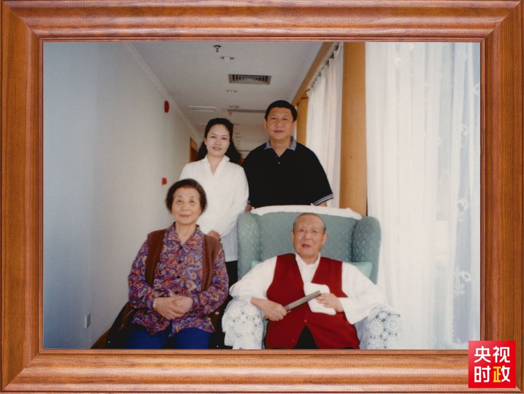 △這是習近平夫婦同父親習仲勛、母親齊心的合影。這張照片第一次出現在他的書架上。