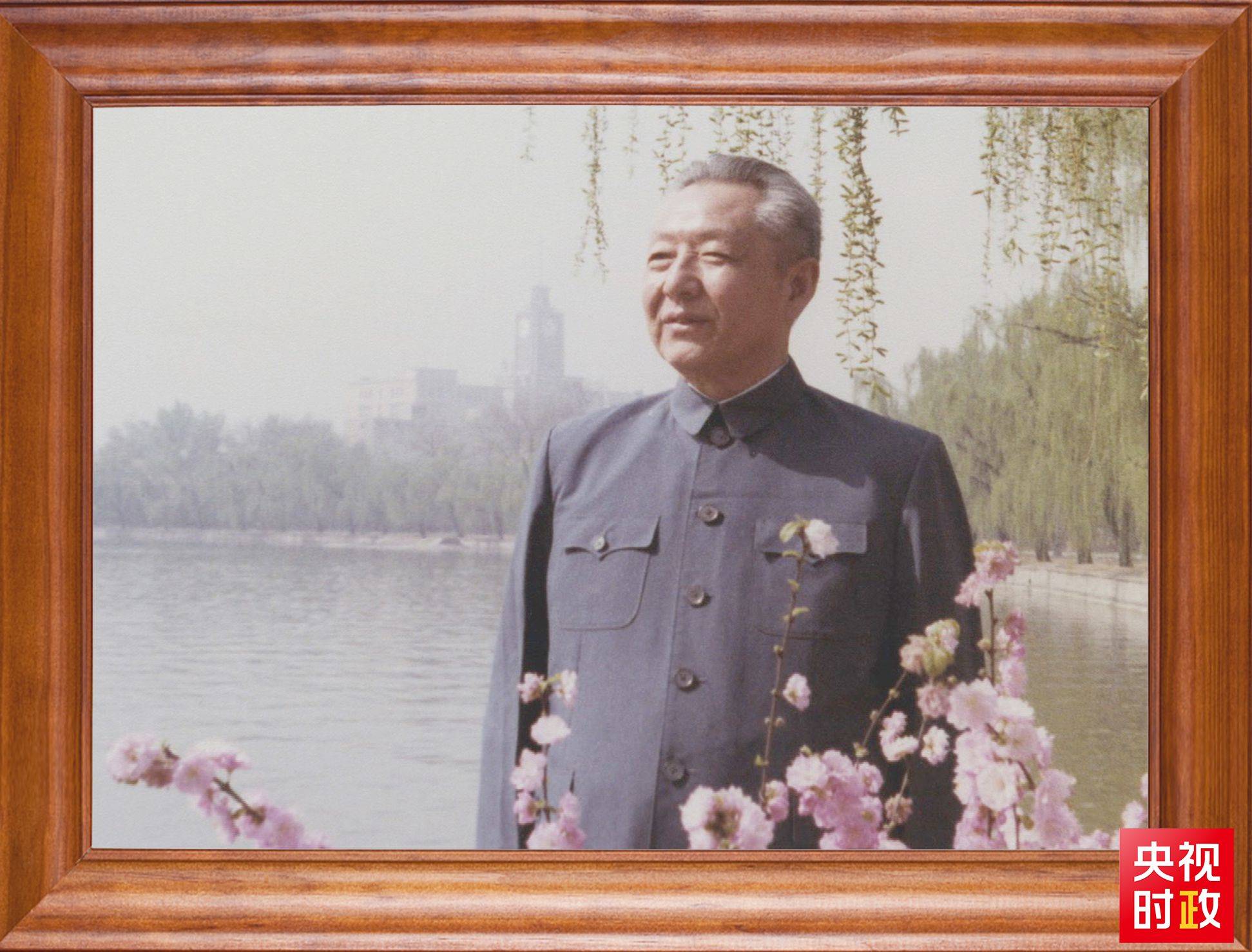 △這是習近平父親習仲勛同志的照片。2023年10月15日，是習仲勛同志誕辰110周年紀念日。這張照片第一次出現在他的書架上。