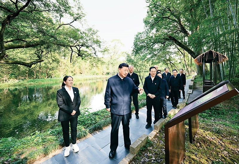 2023年10月10日至13日，中共中央總書記、國家主席、中央軍委主席習(xí)近平在江西考察。這是11日下午，習(xí)近平在上饒市婺源縣秋口鎮(zhèn)王村石門自然村考察時，了解饒河源國家濕地公園和極度瀕危鳥類藍(lán)冠噪鹛保護(hù)等情況。 新華社記者 謝環(huán)馳/攝