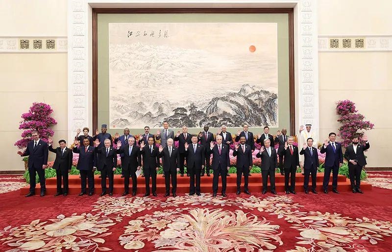 10月18日，習(xí)近平主席在北京人民大會堂出席第三屆“一帶一路”國際合作高峰論壇開幕式并發(fā)表主旨演講。這是習(xí)近平同國際貴賓集體合影。