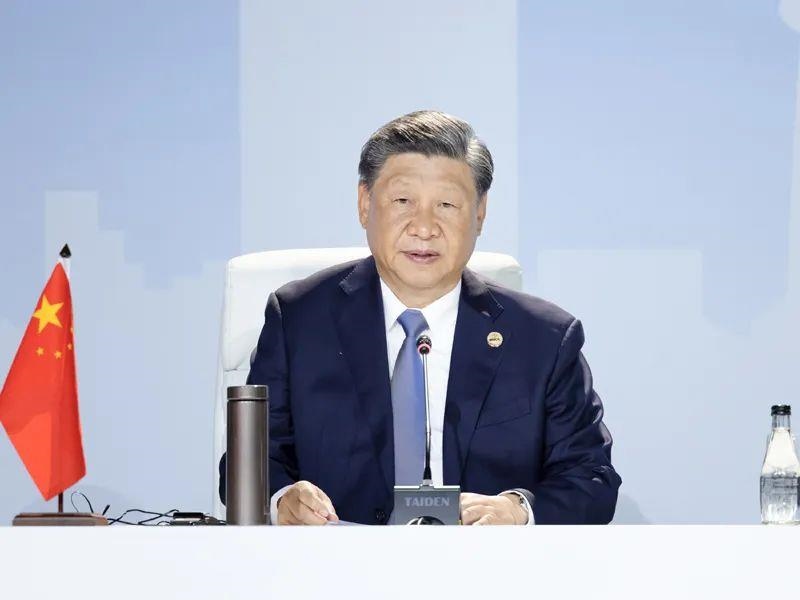 當(dāng)?shù)貢r間8月24日，習(xí)近平主席在南非約翰內(nèi)斯堡出席金磚國家領(lǐng)導(dǎo)人第十五次會晤特別記者會。