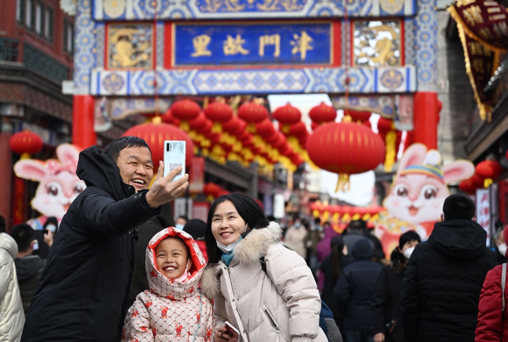 2023年1月26日，農歷大年初五，游客在天津古文化街留影。新華社記者 趙子碩 攝