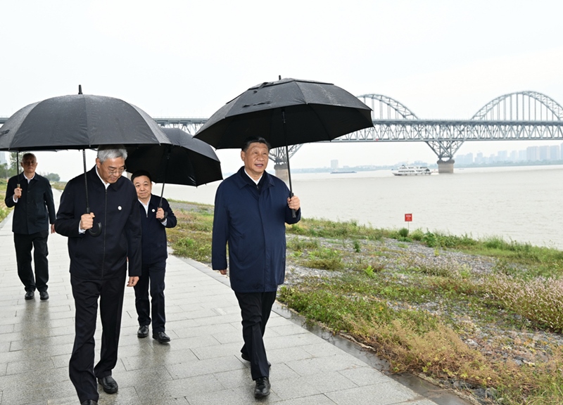 2023年10月10日，習(xí)近平在長(zhǎng)江國(guó)家文化公園九江城區(qū)段考察時(shí)，冒雨沿江堤步行察看沿岸風(fēng)貌。