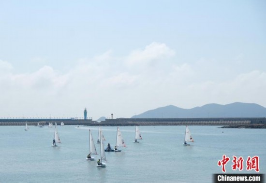 浙江象山，杭州亞運(yùn)會帆船項(xiàng)目運(yùn)動員揚(yáng)帆起航。林波 攝
