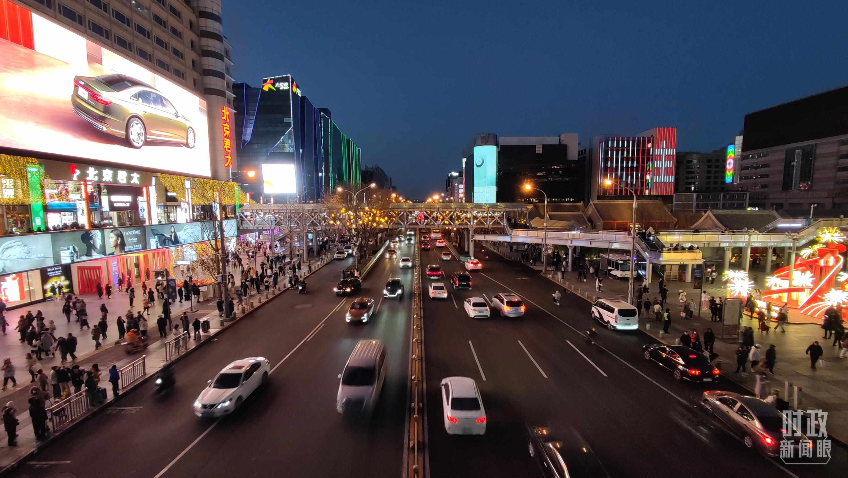 △2023年12月31日，北京西單商業(yè)街區(qū)。（總臺央視記者薛冠南拍攝）