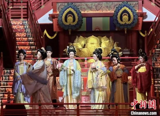 2023年12月31日晚間，在長安十二時辰主題街區(qū)進行的漢服表演。 中新社記者 張一辰 攝