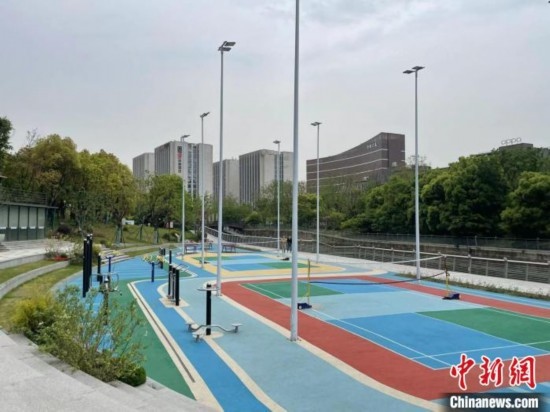 杭州余杭區(qū)一嵌入式體育場地。張煜歡 攝