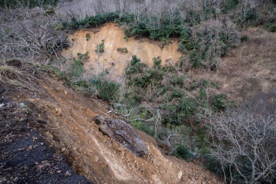  1月2日，在日本石川縣羽咋郡，地震引起山體滑坡。新華社記者張笑宇攝