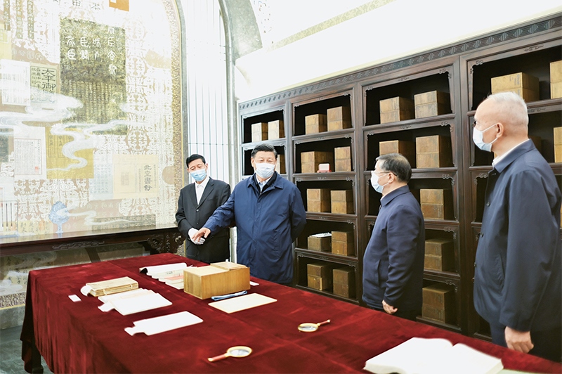 2023年6月1日，習(xí)近平總書記在中國(guó)國(guó)家版本館考察時(shí)，在蘭臺(tái)洞庫(kù)了解館藏精品版本保存情況。