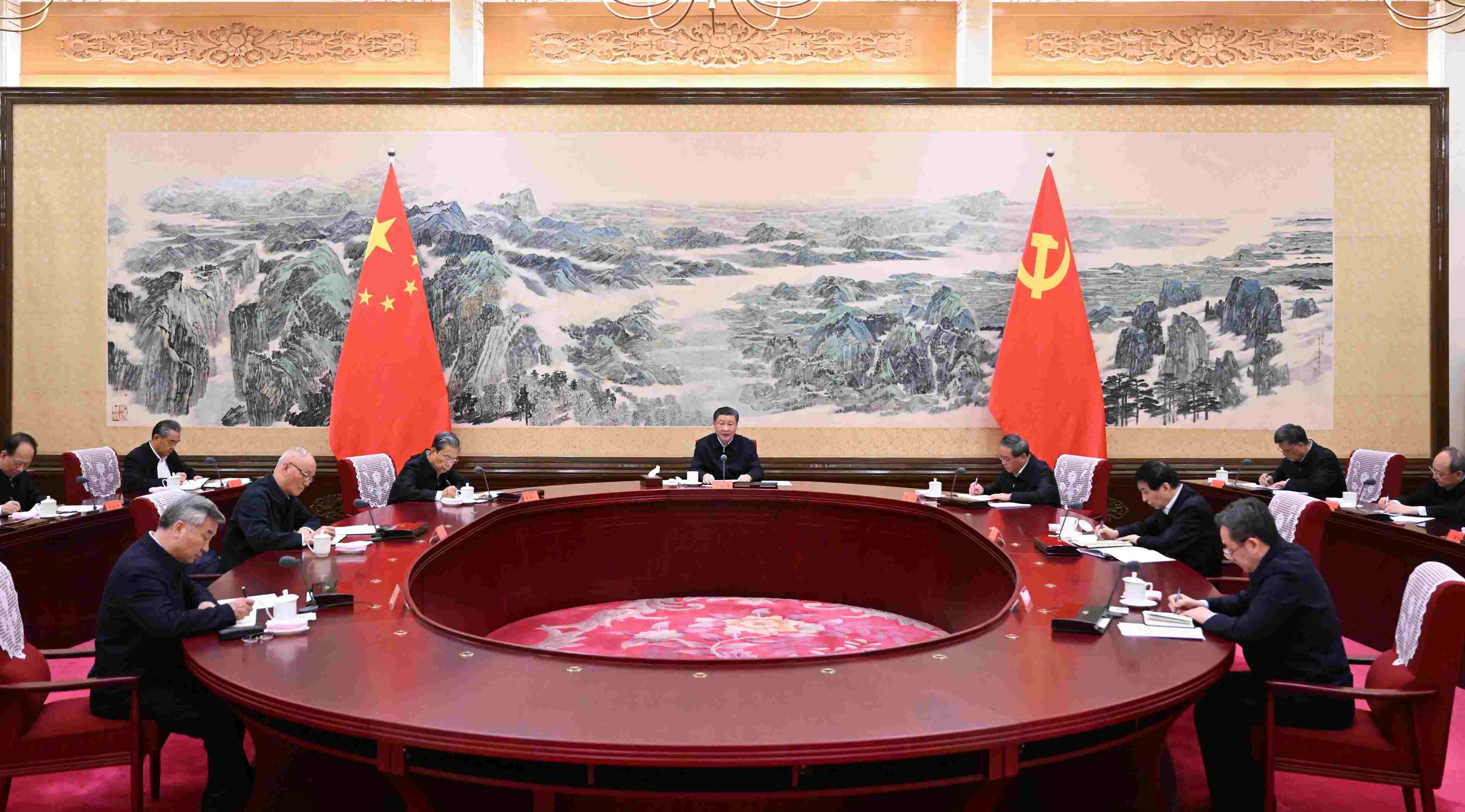 2023年12月21日至22日，中共中央政治局召開學(xué)習(xí)貫徹習(xí)近平新時代中國特色社會主義思想主題教育專題民主生活會，中共中央總書記習(xí)近平主持會議并發(fā)表重要講話。