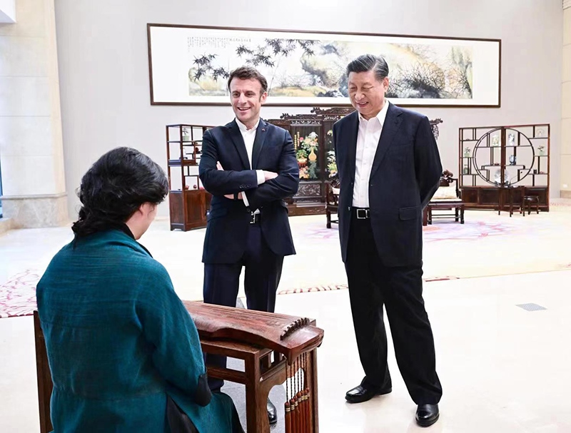 2023年4月7日，習(xí)近平主席在廣東省廣州市松園同法國(guó)總統(tǒng)馬克龍舉行非正式會(huì)晤。這是兩國(guó)元首在白云廳欣賞古琴演奏。