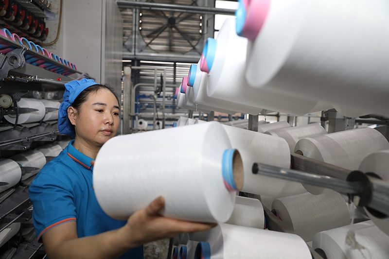 1月2日，江蘇省淮安市洪澤區(qū)一紡織企業(yè)生產(chǎn)車間開工生產(chǎn)，趕制訂單。