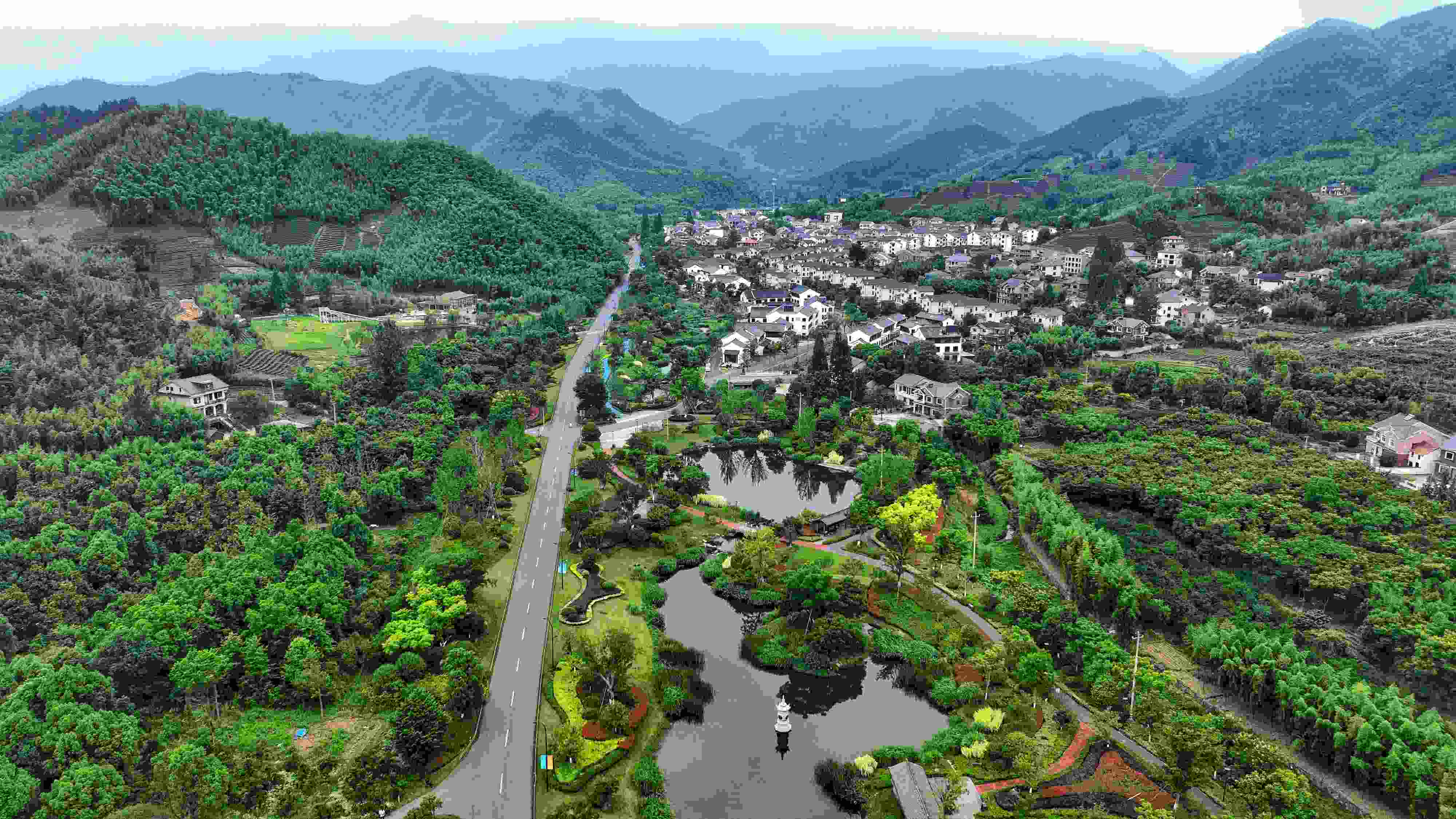 2023年6月6日，杭州余杭區(qū)徑山鎮(zhèn)鄉(xiāng)村，生態(tài)碧水、沿路花海與村莊農(nóng)房相映成趣，構(gòu)成一幅美麗的山水田園畫。