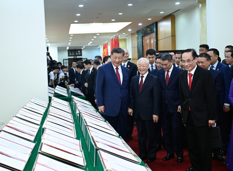 當?shù)貢r間2023年12月12日下午，剛剛抵達河內(nèi)的中共中央總書記、國家主席習近平在越共中央駐地同越共中央總書記阮富仲舉行會談。這是會談后，兩黨總書記共同見證雙方簽署的雙邊合作文件展示。