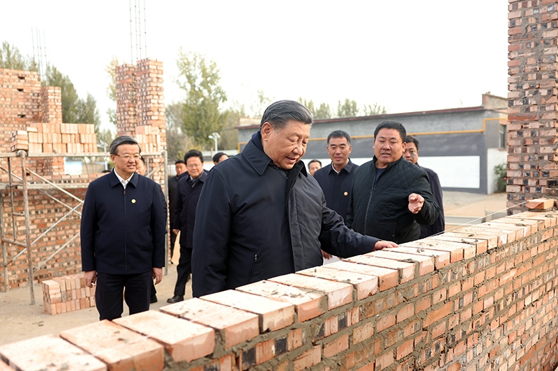 2023年11月10日，習近平總書記在河北保定涿州市刁窩鎮(zhèn)萬全莊村房屋重建施工現(xiàn)場考察。