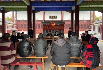  圖③：庭審在謝氏祠堂內(nèi)進(jìn)行。