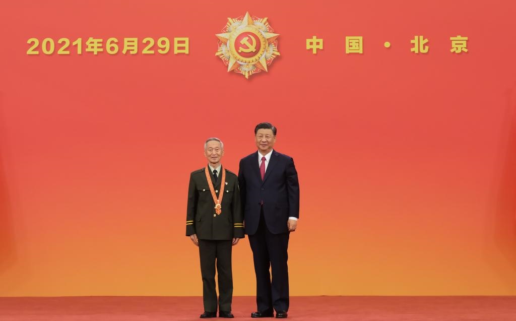 2021年6月29日，習(xí)近平總書記向“七一勛章”獲得者崔道植頒授勛章。新華社記者 李學(xué)仁 攝