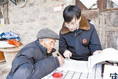  圖③：當(dāng)事人簽署調(diào)解協(xié)議。