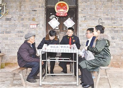  圖②：調(diào)解現(xiàn)場(chǎng)。