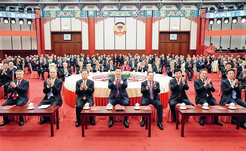 2023年12月29日，全國政協(xié)在北京舉行新年茶話會。黨和國家領(lǐng)導(dǎo)人習(xí)近平、李強、趙樂際、王滬寧、蔡奇、丁薛祥、李希、韓正出席茶話會并觀看演出。 新華社記者 鞠鵬/攝