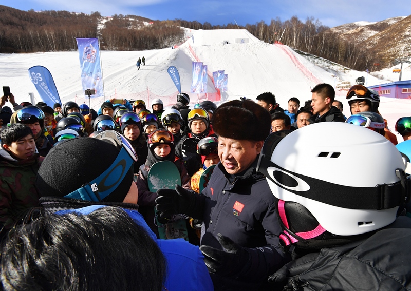 2017年1月23日，習(xí)近平總書記在云頂滑雪場同正在集訓(xùn)的國家滑雪隊(duì)運(yùn)動(dòng)員及滑雪愛好者親切交談。