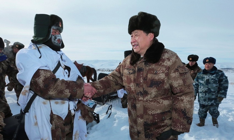 2014年1月26日，習(xí)近平總書記春節(jié)前夕冒嚴(yán)寒踏冰雪慰問邊防官兵。