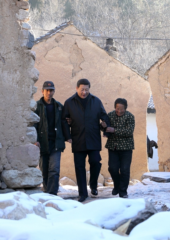 2012年12月30日，習(xí)近平總書記來到地處深山的河北阜平駱駝灣村，走進(jìn)困難群眾唐宗秀家慰問看望。