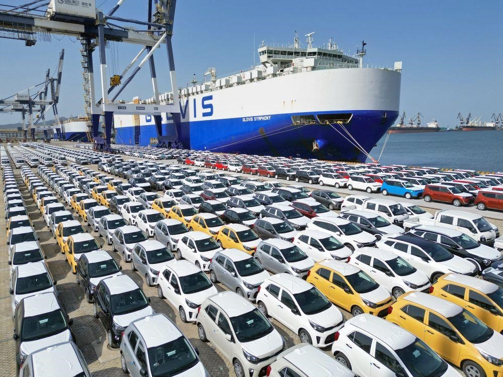 △2023年7月5日，大批出口商品車集結(jié)山東煙臺港準(zhǔn)備通過汽車滾裝船發(fā)運。