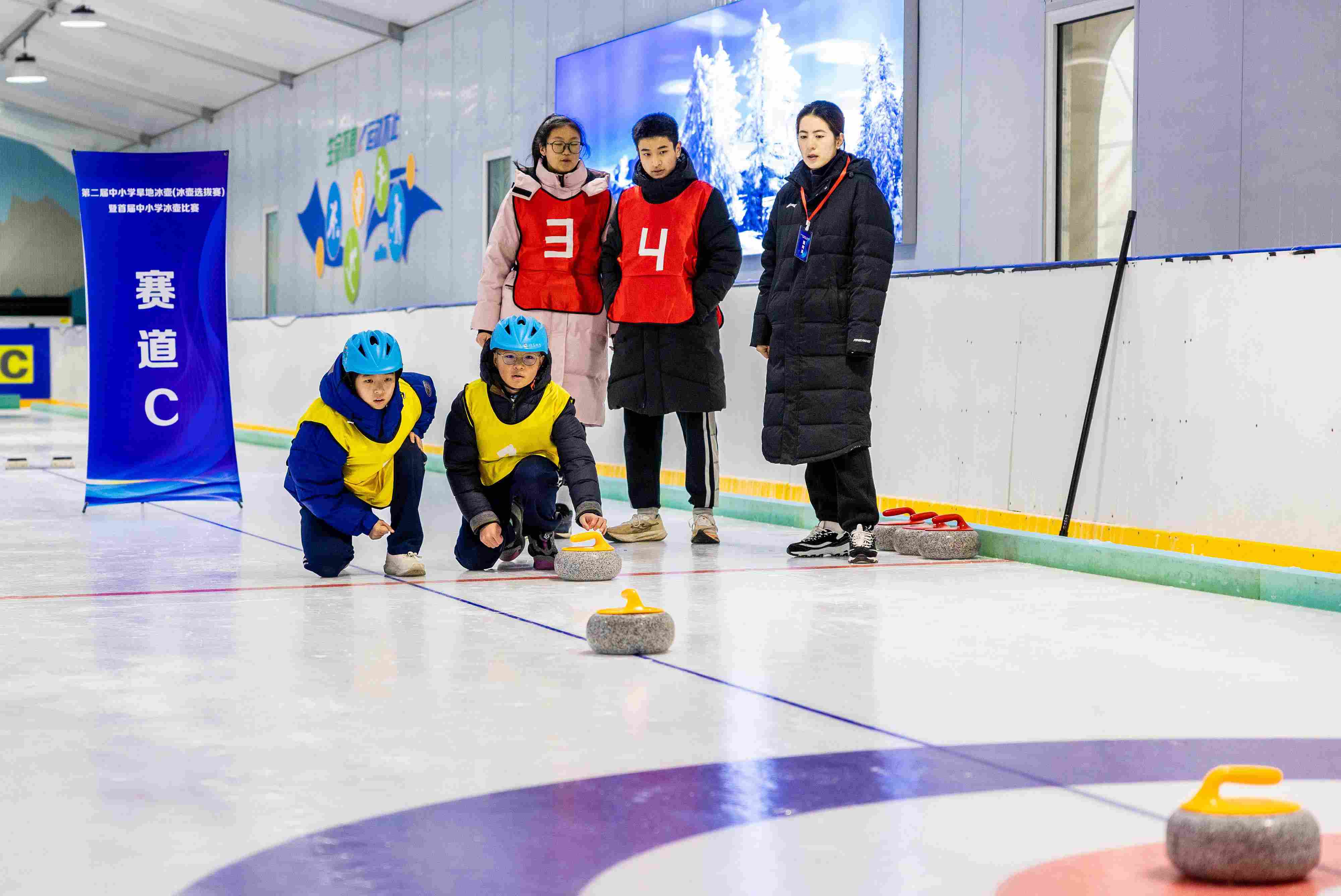 2023年12月10日，參賽選手在呼和浩特首屆中小學(xué)冰壺比賽中投擲冰壺。