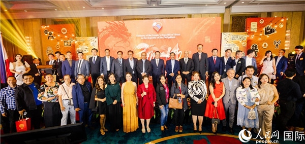 出席駐菲律賓使館2024年新年媒體沙龍部分嘉賓代表合影。人民網(wǎng)記者樊帆 攝