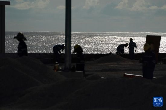 1月18日，工作人員在瑙魯艾沃港碼頭升級改造項目工地工作。新華社記者 王申 攝