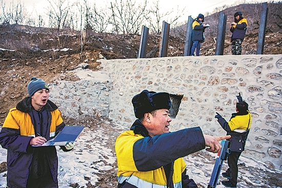1月15日，門頭溝區(qū)妙峰山鎮(zhèn)，來自中國鐵路北京局的單秀松（左二）與同事正在鐵路線上進(jìn)行防洪隱患排查工作。