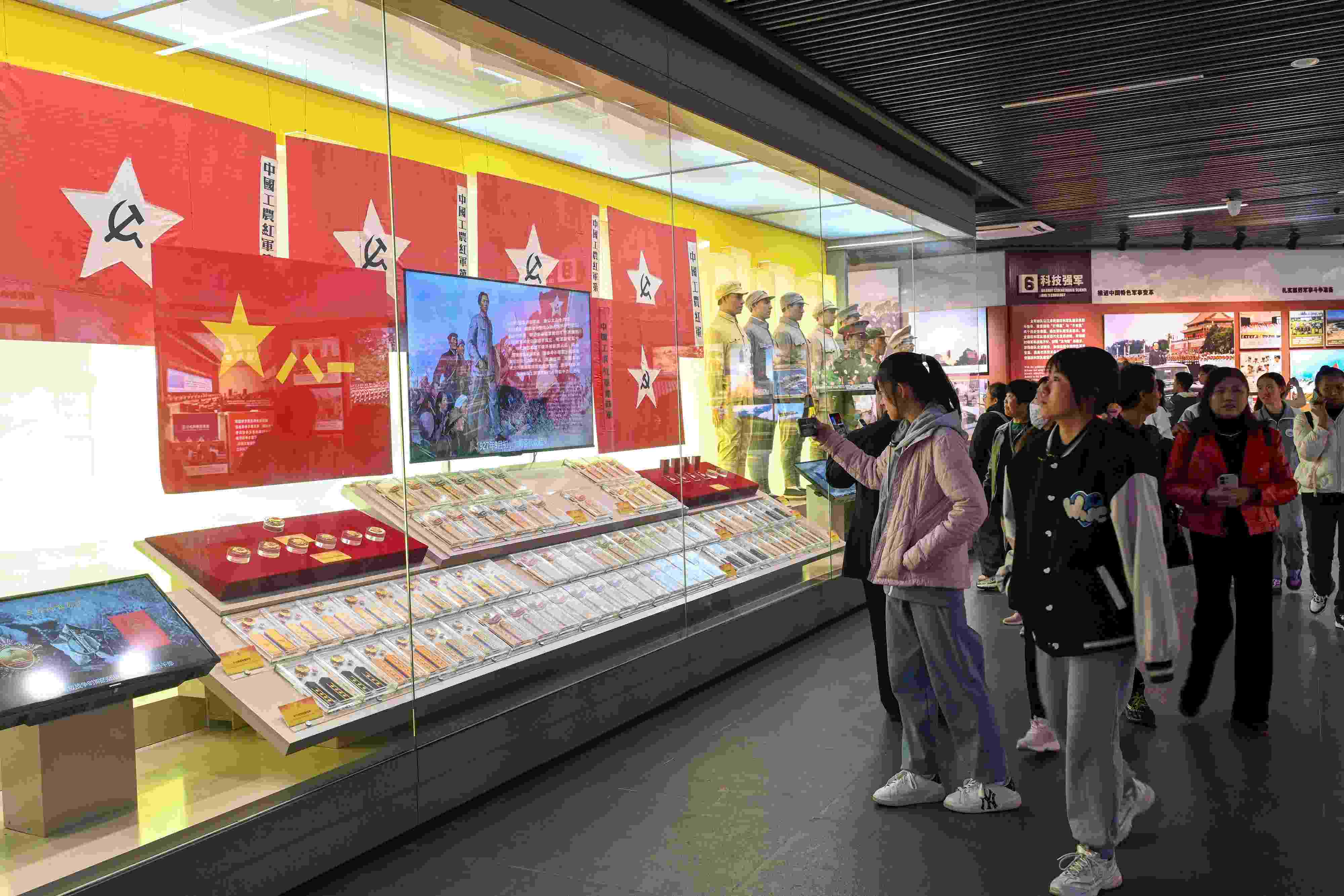 2023年11月15日，游客游覽參觀南昌八一起義紀念館，感受體驗紅色文化的教育。