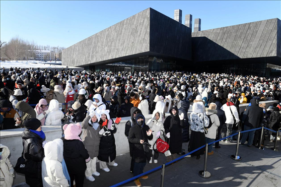 2024年1月15日，哈爾濱，侵華日軍第七三一部隊罪證陳列館門口排隊的游客整齊有序。