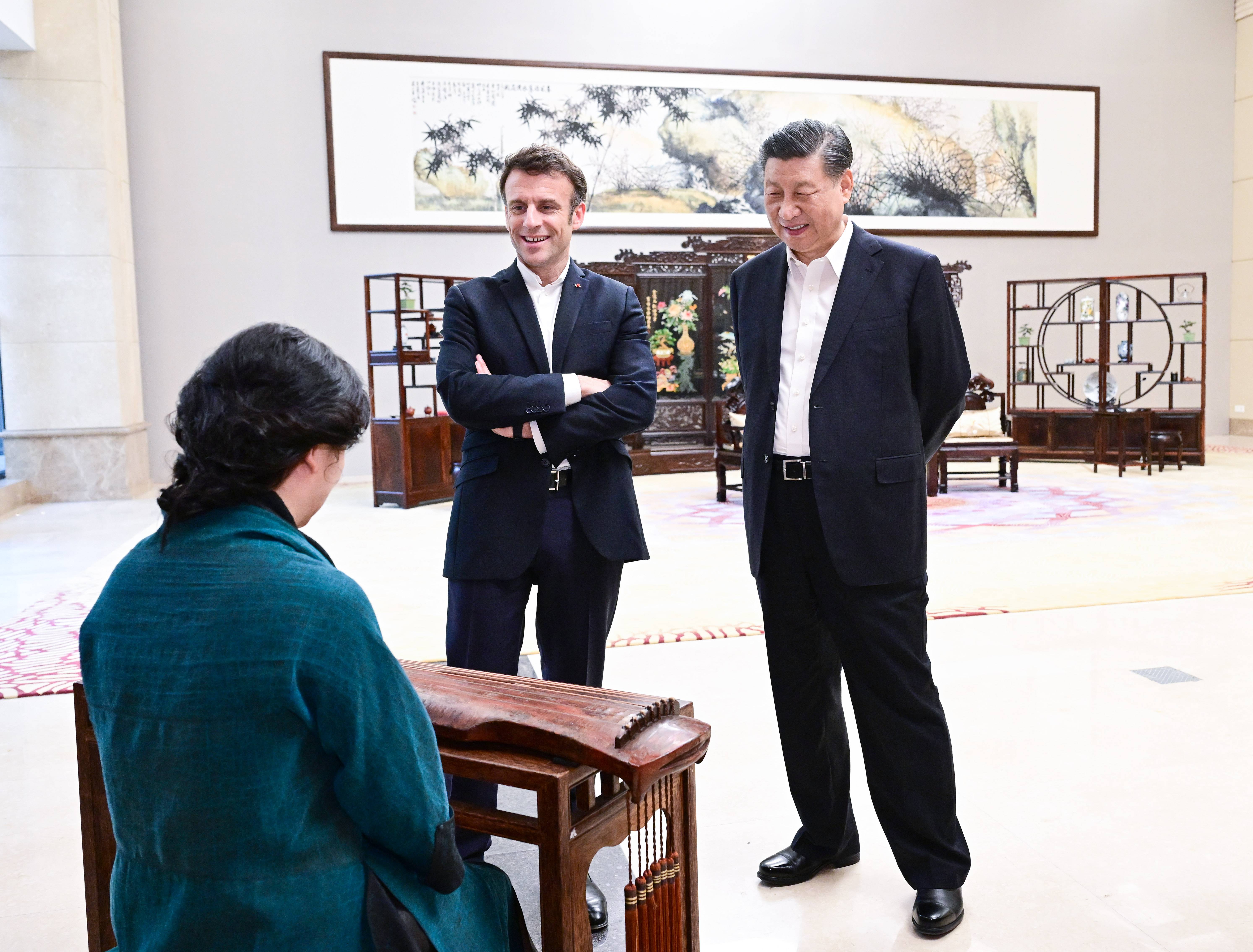 2023年4月7日，習(xí)近平主席在廣東省廣州市松園同法國總統(tǒng)馬克龍舉行非正式會(huì)晤。這是兩國元首在白云廳欣賞古琴演奏。