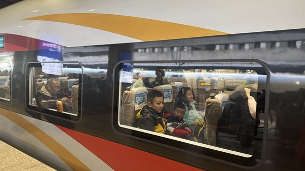 旅客乘坐高鐵列車。中國鐵路北京局供圖