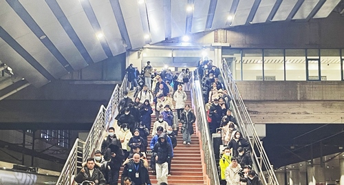 2024年鐵路春運今日啟動，旅客進入站臺準備乘車。人民網(wǎng)記者 喬雪峰攝