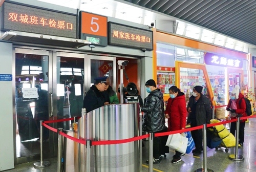 哈西公路客運站內(nèi)旅客檢票排隊上車。黑龍江省交通運輸廳供圖