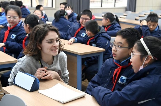  2023年12月18日，在西安新城區(qū)后宰門小學(xué)進(jìn)行的中法校園文化周法語語言沙龍上，西安法語聯(lián)盟的老師與學(xué)生進(jìn)行互動(dòng)。新華社記者 劉瀟 攝